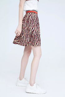 中康采呗城服装美食文化节盛大启幕 59元抢购原价89元人气女装爆款及精美首饰